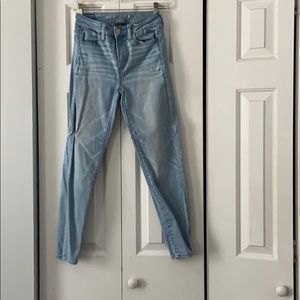 Light Wash American Eagle Skinny Jeans/Jeggings